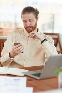 man-reading-a-message-on-the-phone-MK44AD6